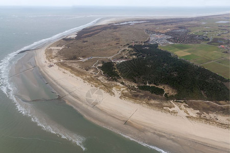 空中观视荷兰岛阿梅海边沙丘有滩灯塔和度假之家图片