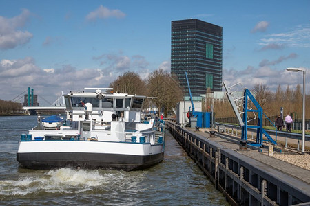 荷兰阿姆斯特丹Rijn运河在乌得勒支附近的石油转运点停泊船舶荷兰阿姆斯特丹Rijn运河在石油转点停泊船舶图片