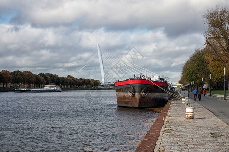 荷兰运河在乌特勒支附近有桥梁帆船和停泊只有帆和停泊只图片
