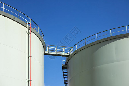 燃料储存罐用人行桥对准蓝天图片