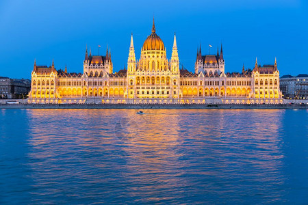 匈牙利议会大楼沿多瑙河晚上在匈牙利国民议会所在地晚上多瑙河议会大厦图片