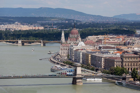 在布达佩斯与匈牙利议会大楼和多瑙河上连环桥的布达佩斯天线空中观察图片