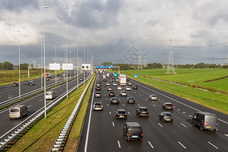 阿姆斯特丹附近有14个车道的荷兰A1图片