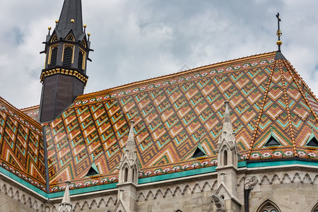 匈牙利布达佩斯的Matthias教堂有多彩的屋顶板有多彩的屋顶图片