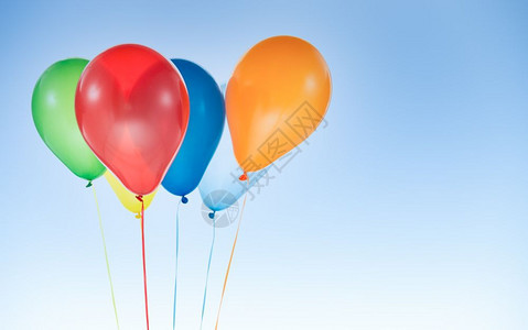 用于生日和庆祝活动的多彩气球在蓝天与世隔绝并有免费文本的复制空间用于生日和庆祝活动的多彩气球图片