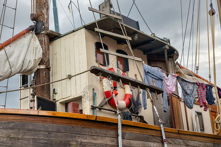 在乌尔克港的旧木帆船上安装轮和顶在乌尔克港的旧木帆船上安装轮和顶上安装轮和顶在旧木帆上安装轮的轮轮轮船轮船图片