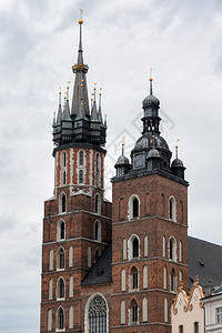 圣玛丽教堂的两个不同塔KoscilMariacki位于波兰克拉科夫的主要市场广Rynek位于波兰克拉科夫图片