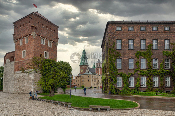 在波兰克拉科夫Krakow雨天与中世纪建筑在Wavel广场与中世纪建筑在广场的景象图片