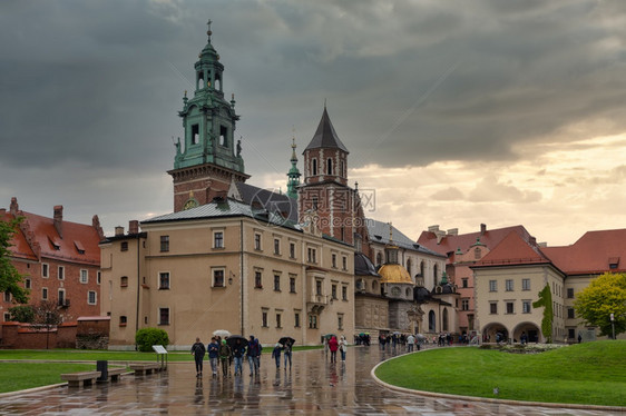 在波兰克拉科夫Krakow雨天与中世纪建筑在Wavel广场与中世纪建筑在广场的景象图片