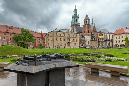在波兰克拉科夫Krakow雨天与中世纪建筑和地平计划雕塑在Wavel广场与中世纪建筑在KrakowPpland图片