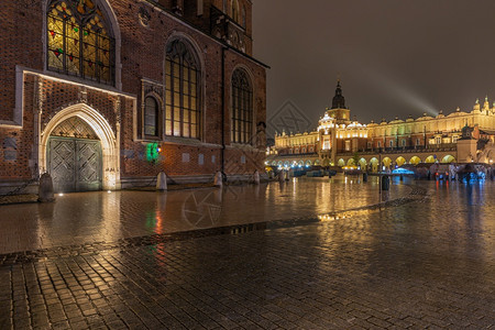 波兰克拉科夫市主场广圣玛丽教堂和苏维因尼采通道雨夜观市场广波兰克拉科夫和苏维因尼采通道图片