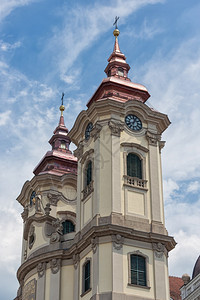 匈牙利Eger主广场少数民族教堂两座钟塔图片