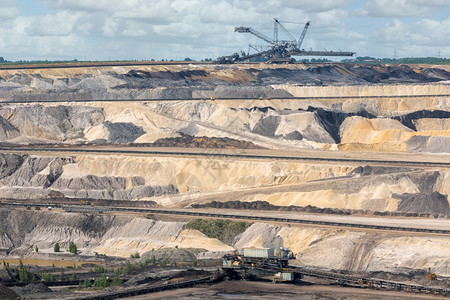 德国加兹韦勒矿的棕煤开挖坑地貌德国有巨大的挖掘机器在移动木壳和土壤图片