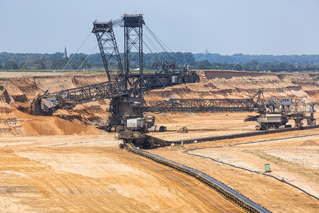 Garzweiler矿区的棕煤开挖坑风景与巨大的挖掘机图片