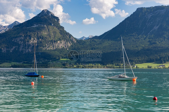 由高山脉环绕的沃尔夫冈赛帆船奥地利桑克特沃尔夫冈奥地利的沃尔夫冈赛帆船高山脉环绕的奥地利沃尔夫冈赛的帆船图片