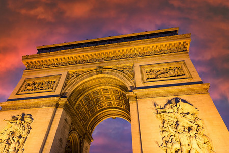 明亮的日落景色在法国巴黎的伊洛美ArcdeTriomphe云彩繁多巴黎的日落景色与多彩云的Arc于巴黎图片