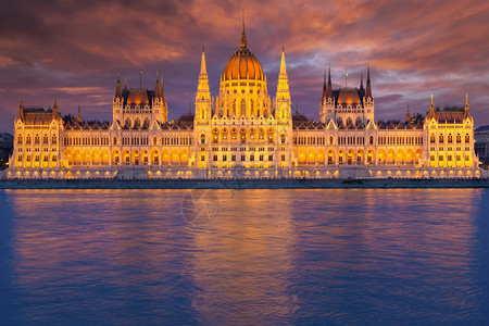 匈牙利议会在黎明时沿多瑙河建设云层繁多图片