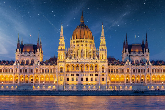 星空下的匈牙利特色建筑图片