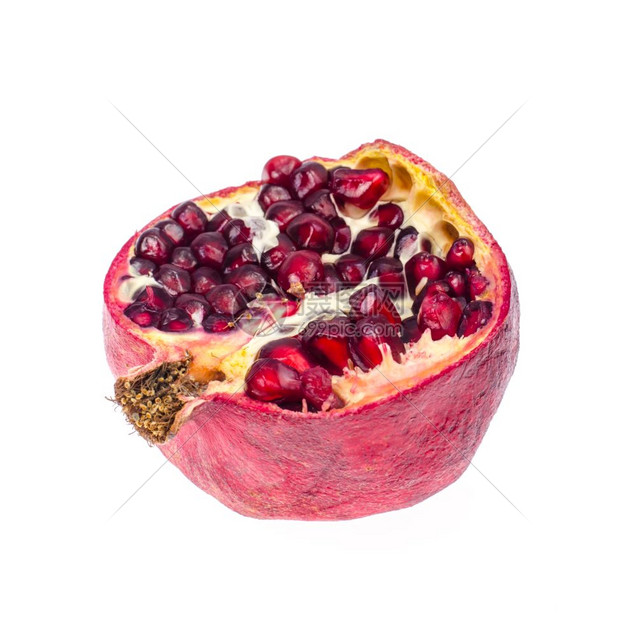 半红成熟石榴在白色上被孤立工作室照片半红成熟石榴在白色上被孤立