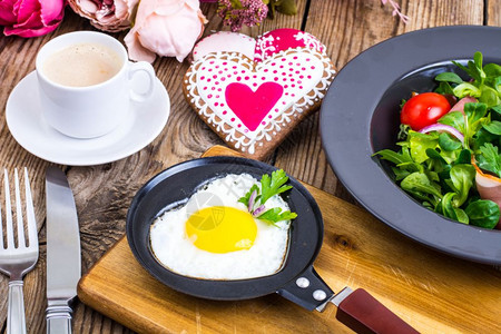 情人节早餐的炸鸡蛋和沙拉图片