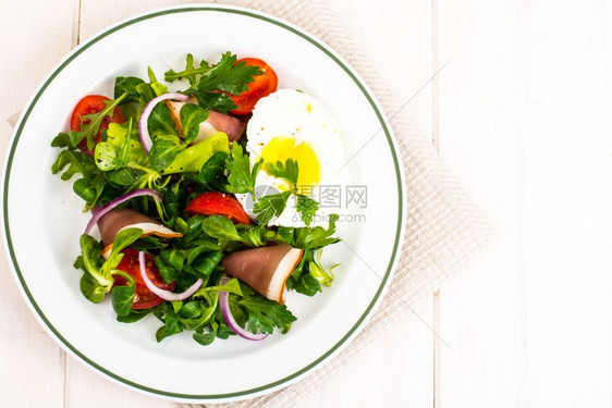 配火腿和煎蛋的新鲜蔬菜沙拉摄影演播室图片