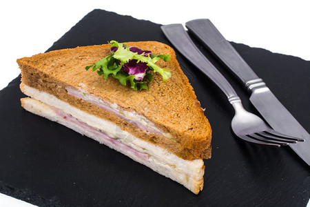 小麦和黑面包中含火腿和奶酪的桑威奇大麦黑面包中含火腿和奶酪的黑麦面包中含奶酪的桑威奇工作室照片图片