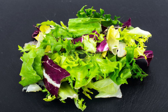 健康膳食概念黑色不同沙拉上的新叶子工作室照片图片