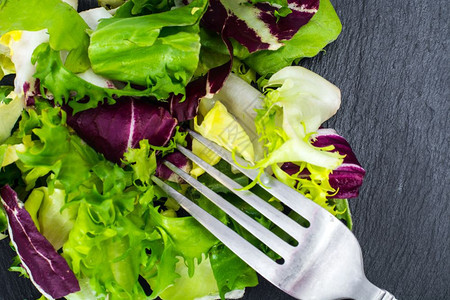 健康膳食概念黑色不同沙拉上的新叶子工作室照片图片