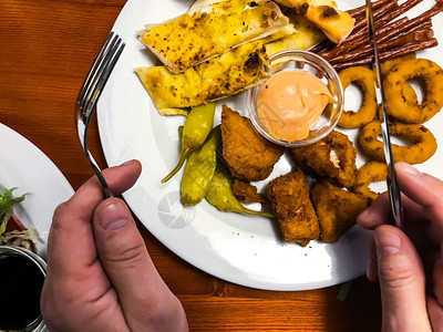 用餐桌上的零食男人手工作室照片餐桌上的零食背景图片