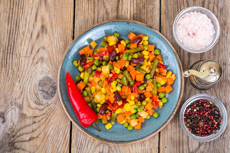 与红豆和辣混合的蔬菜和红豆辣椒工作室照片与红豆和辣椒混合的蔬菜和红豆辣椒图片