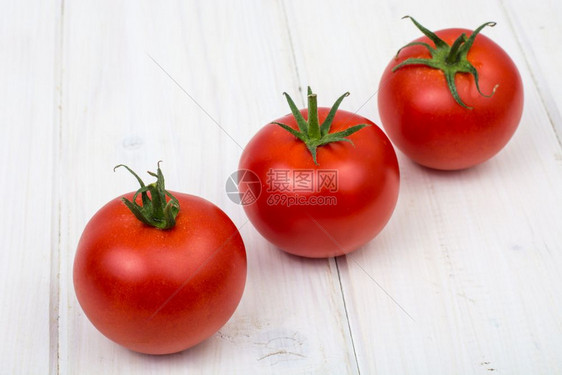 红番茄白木背景工作室照片图片