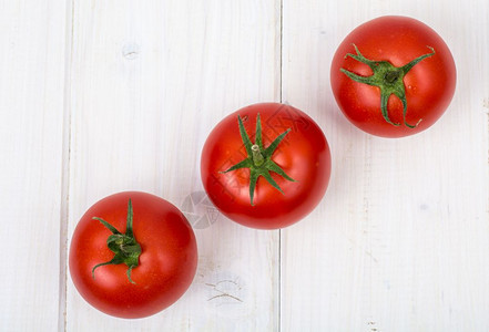 红番茄白木背景工作室照片图片
