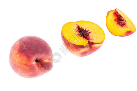美味的甜熟透的桃子整个和片上的白色摄影棚照片美味的甜熟透的桃子整个和片上都是白色的图片