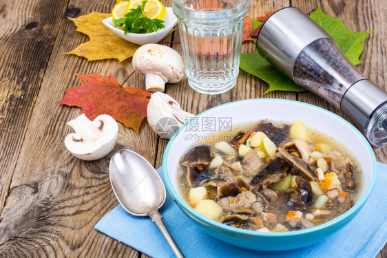 美味自制汤配有蘑菇和土豆工作室照片图片