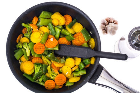 在白色背景的煎锅中炒蔬菜工作室照片在白色背景的煎锅中烤蔬菜图片