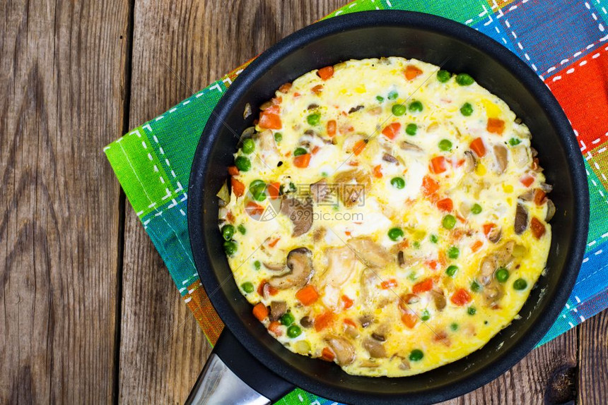 Omelet带蔬菜在锅里工作室照片Omelet带蔬菜在锅里图片