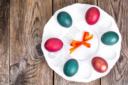 调色盘上的复活节的彩色鸡蛋图片