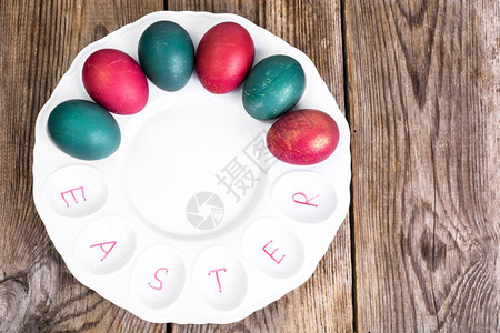 在调色半边盘上的彩色鸡蛋和英文字母图片