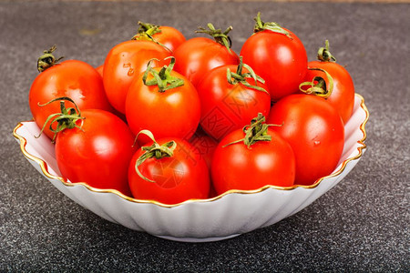 白色沙拉碗中的新鲜小西红柿图片