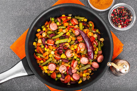 墨西哥蔬菜与香肠混合在锅里图片