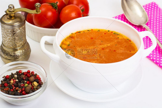 白色背景的西红柿和咖喱辣汤工作室照片图片