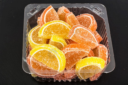多彩水果冻在盘子上工作室照片多彩水果冻图片