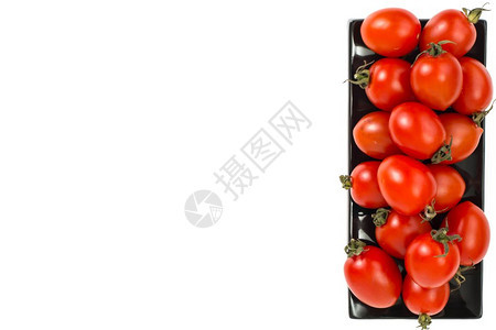 红西柿在黑盘上工作室照片红西番茄在黑盘上图片