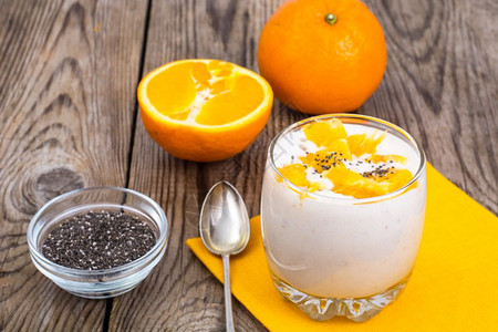 低边水果含低卡路里的鲜橙子加牛奶背景