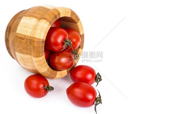 红西番茄在木沙拉碗中工作室照片图片