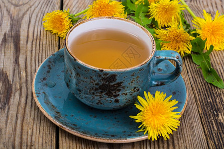 热茶和香味蜂蜜来自蓝色古年杯中的花朵和香味蜂蜜工作室照片来自蓝色古年杯中的花朵和香味蜂蜜图片