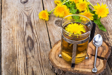 木制背景的花朵草药茶和蜂蜜工作室照片木制背景的花朵草药茶和蜂蜜图片