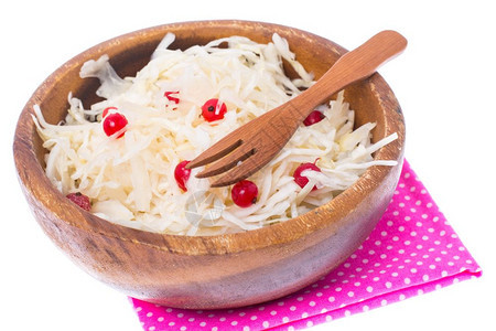 白背景的木碗里有红莓Sauerkraut图片