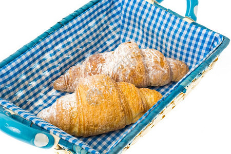 法国新鲜羊角面包放在篮子中图片