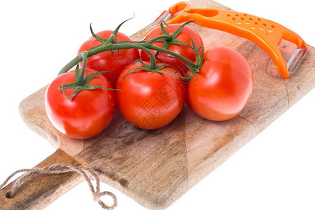 红番茄在树枝上刀用于蔬菜木板工作室照片图片